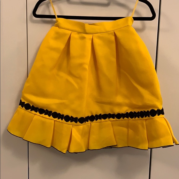 Cute yellow flared mini skirt. - Picture 2 of 4